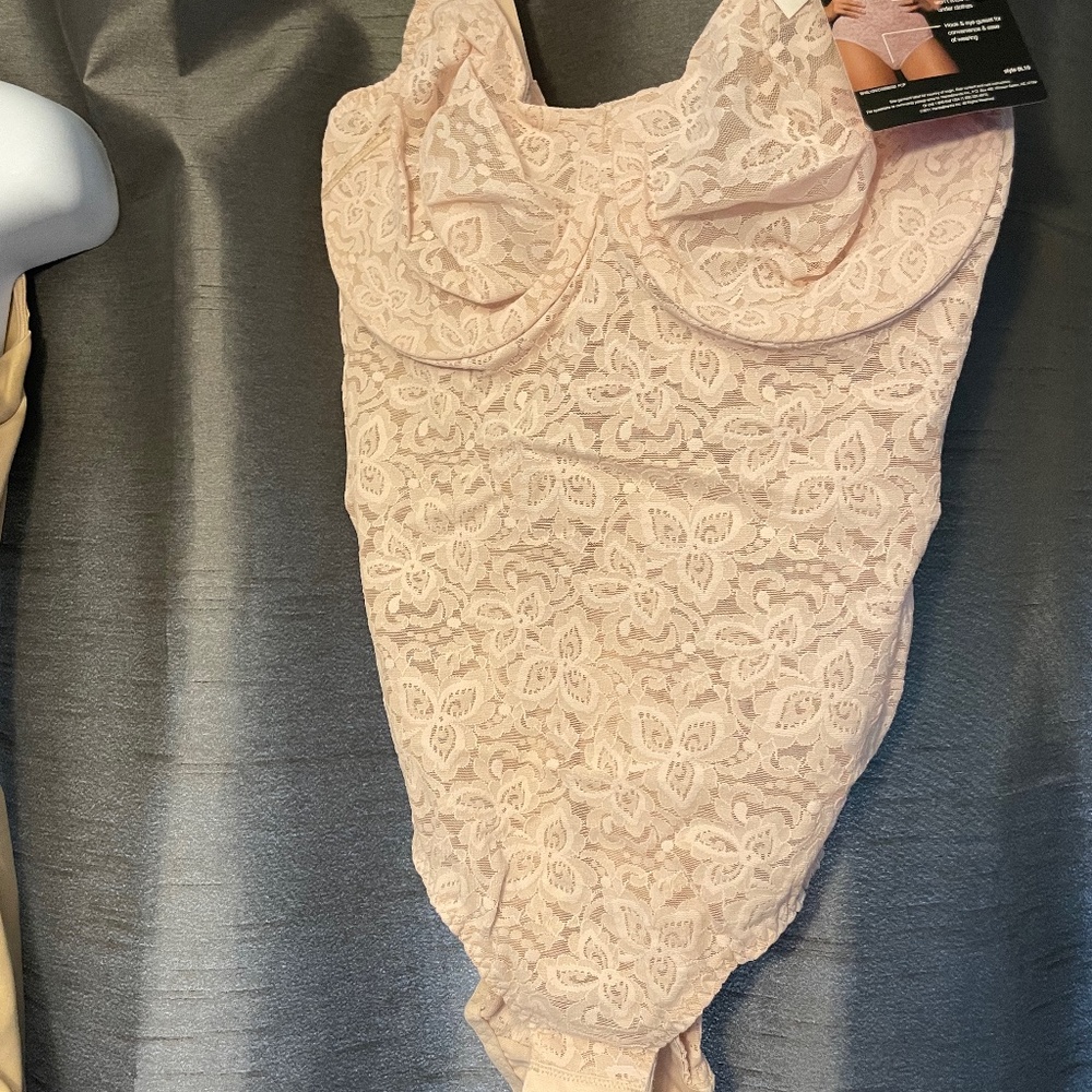 Bali Women’s Shapewear Firm Control Lace ‘N Smooth Built-in Bra Body Shaper Faja